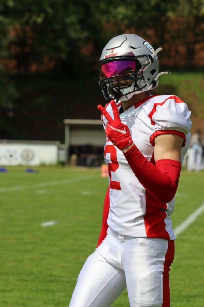 Luca im Footballtrikot auf dem Spielfeld